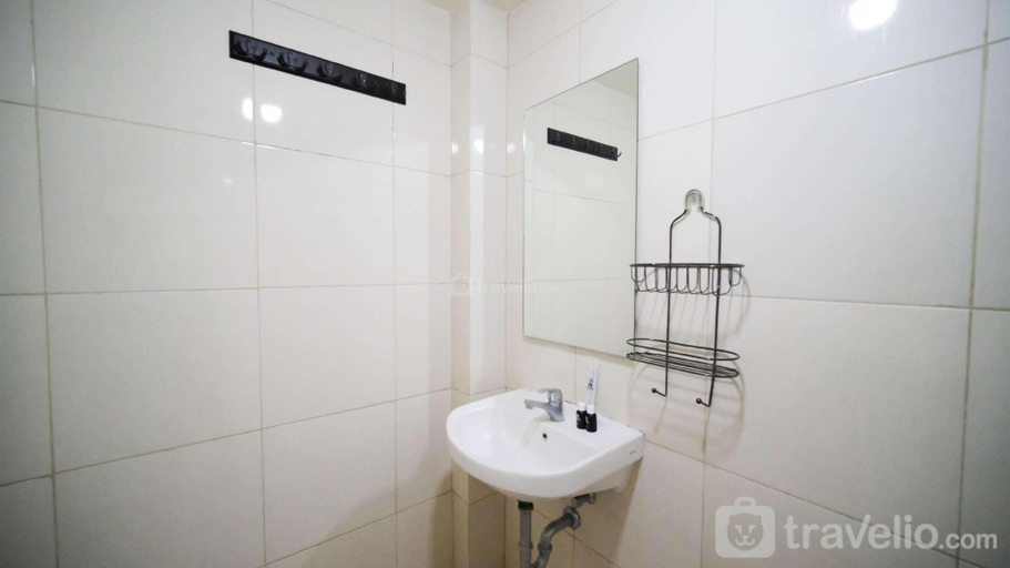 Bathroom 2, Homey Studio Orchard Supermall Mansion By Travelio, Surabaya