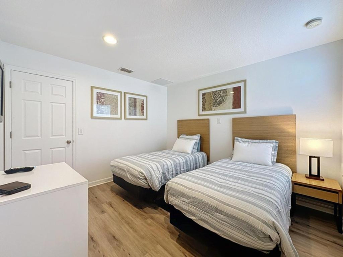 4, Amazing Townhouse close to Disney 2 Bed 2.5 Bath, Osceola