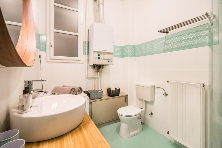 Bathroom 3, St. Stephen Boulevard Apartment next to Danube, Budapesti