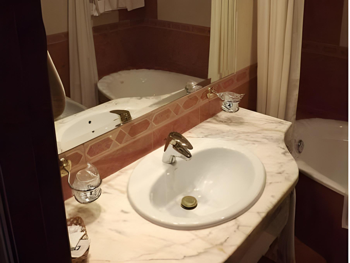 Bathroom 4, Hotel Hidalgo, Jaén