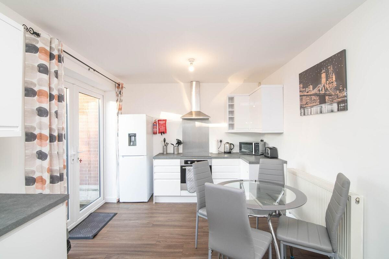 Others 4, Spacious two bed house with parking and garden, Dudley