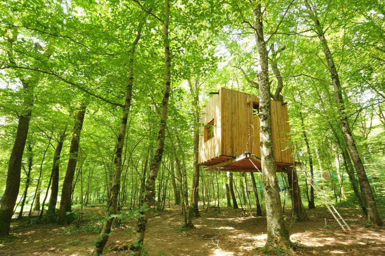 Others 5, Cabanes Espace Fouletot, Jura