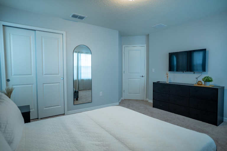 5, Fun and Relax, 10 Bed Home, Pool, Themed Rooms, Lake
