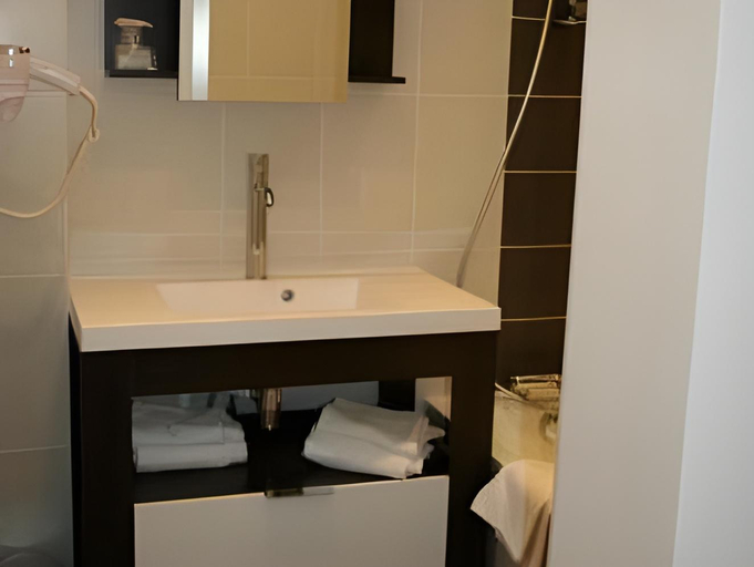 Bathroom 3, Hotel Montchapet Dijon Centre, Côte-d'Or