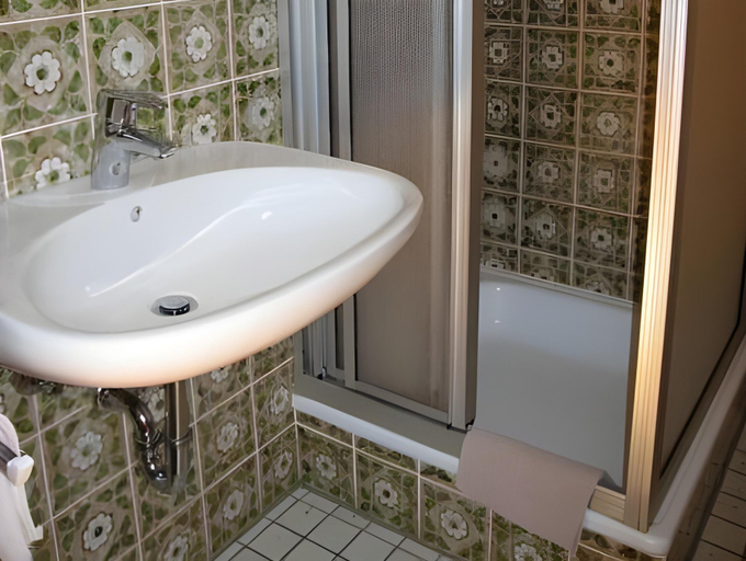 Bathroom 3, Hotel Braukeller, Cham
