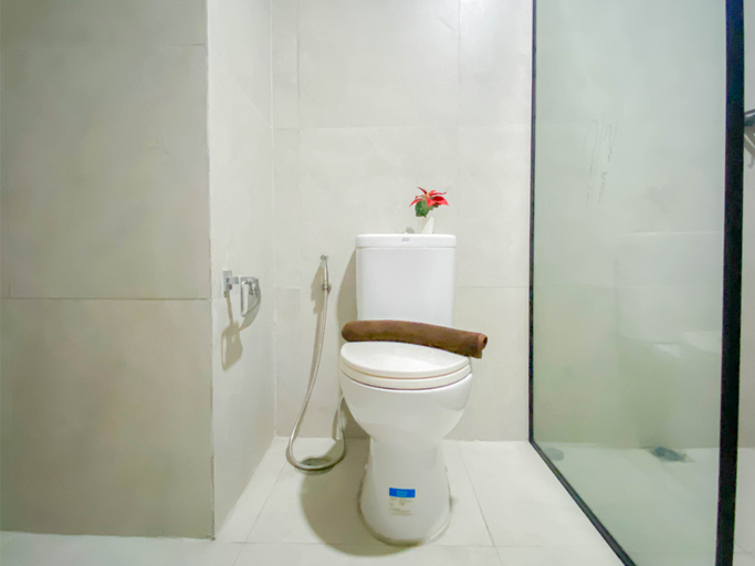 Bathroom 5, Soft Pastel Minimalist 3BR at Pollux Chadstone Apartment By Travelio, Cikarang
