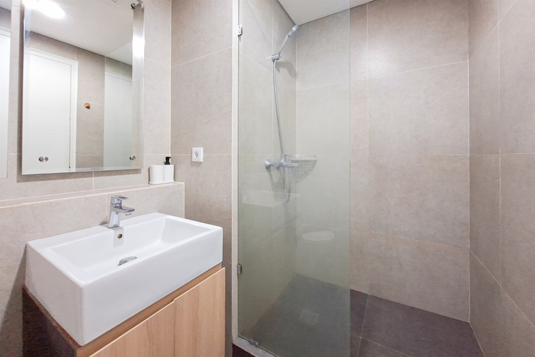 Bathroom 5, Modern Neutral 2BR at The Ayoma Apartment By Travelio, Tangerang Selatan