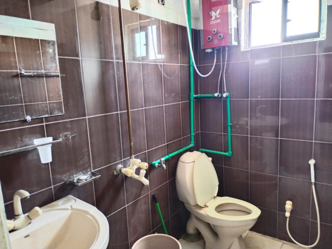 Bathroom, Kashmir Continental Hotel Murree, Rawalpindi