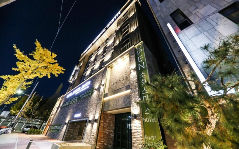 Exterior & Views