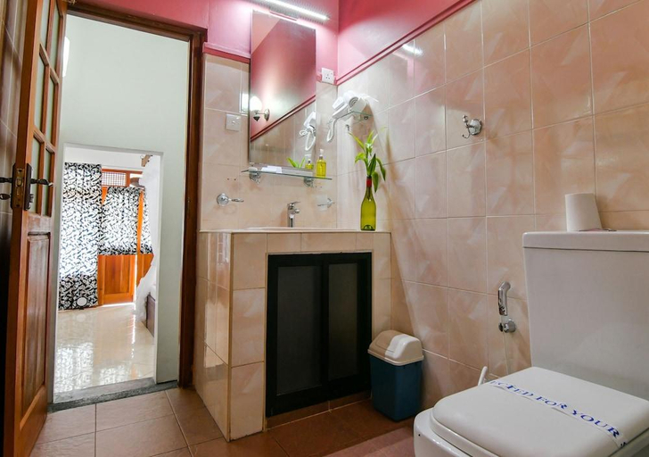 Bathroom 3, Thotupola Residence, Harispattuwa
