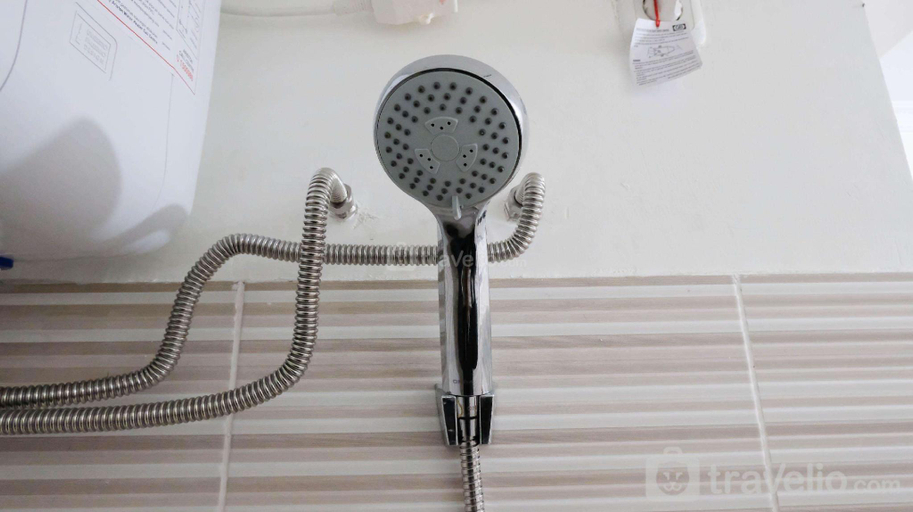 Bathroom 3, Best 2BR Puncak Bukit Golf Surabaya By Travelio, Surabaya