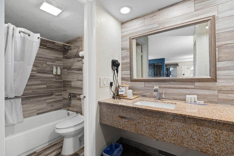 Bathroom 4, Baymont by Wyndham Orlando Downtown, Orange