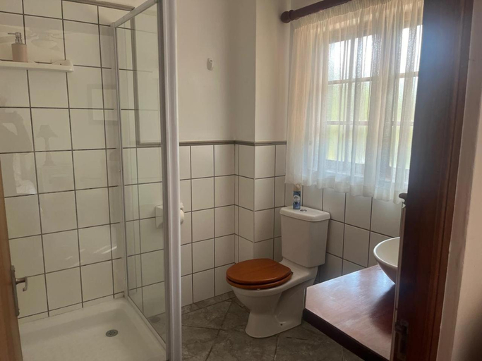 Bathroom 4, Aan de Bergen, Overberg