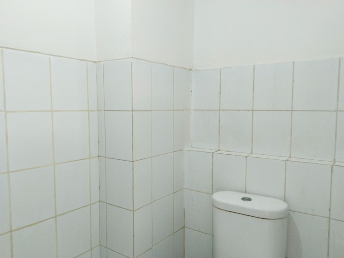 Bathroom, Room 88 Kemang View Apartment, Bekasi