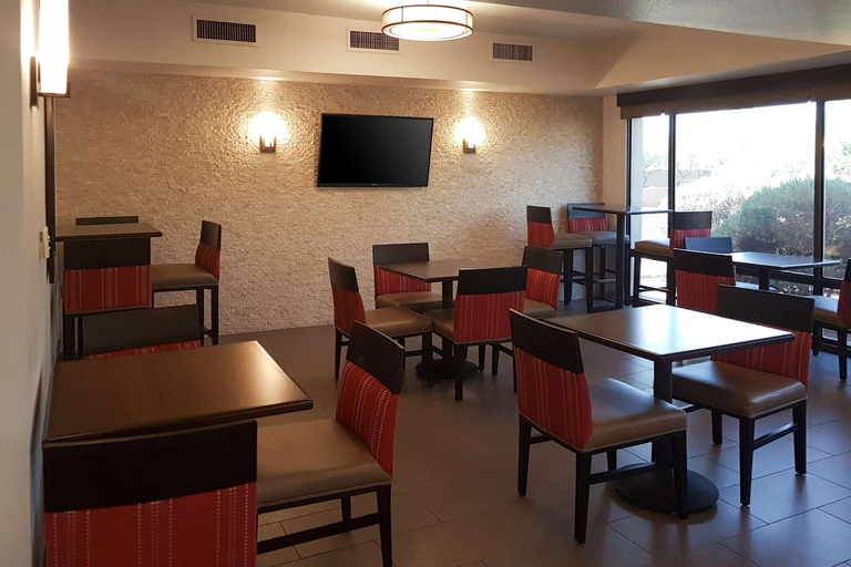 Food & Drinks 5, Comfort Inn I-10 West at 51st Ave, Maricopa