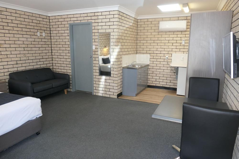 Others 4, Cowra Crest Motel, Cowra