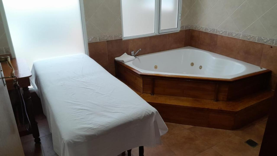 Bathroom, avellaneda suites, Güer Aike