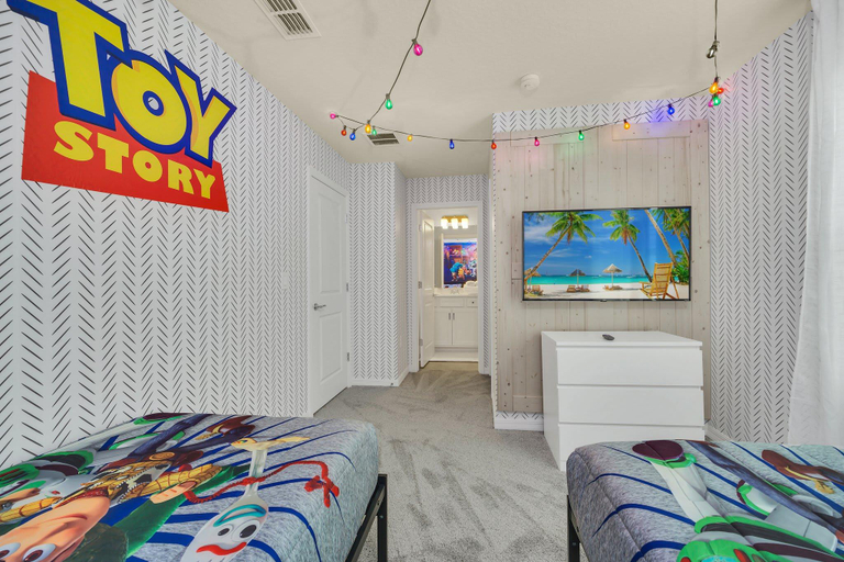 2, Chic 10br Retreat With Themed Rooms & Pool, Lake