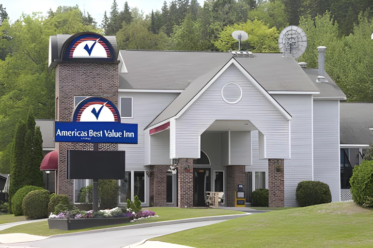 Exterior & Views 2, Americas Best Value Inn St. Ignace, Mackinac