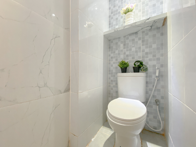 Bathroom 5, Stylish Designed Studio at Tokyo Riverside PIK 2 Apartment By Travelio, Tangerang