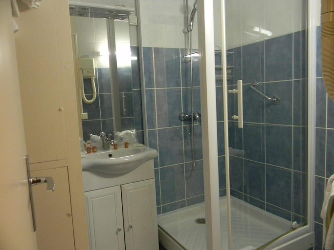 Bathroom 2, Brit Hotel Cahors - Le France, Lot