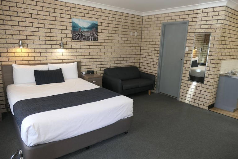 Others 5, Cowra Crest Motel, Cowra