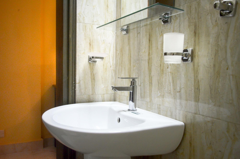 Bathroom, Dana Hotel, Kampala
