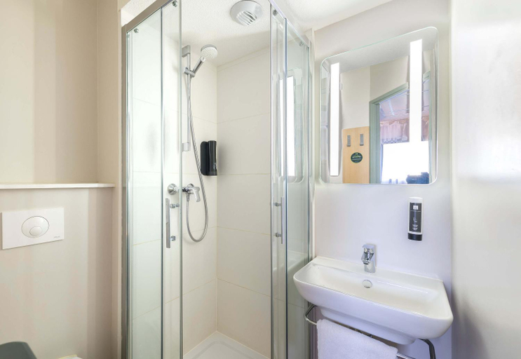 Bathroom 4, B&B HOTEL Angers Parc Expos, Maine-et-Loire