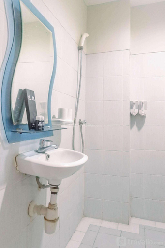 Bathroom 2, Minimalist 2BR Apartment Dian Regency By Travelio, Surabaya