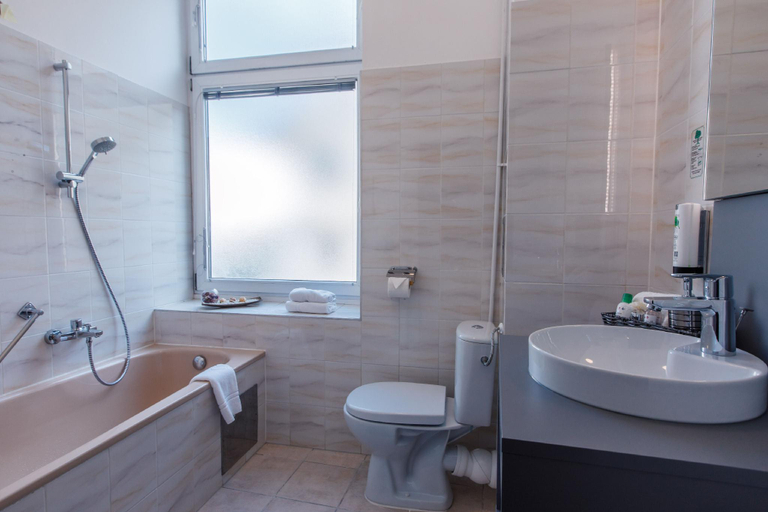 Bathroom 3, City Hotel Tabor, Wien