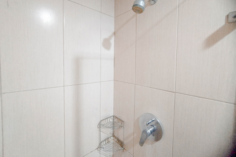 Bathroom 5, Modern and Tiny Studio at Tamansari Papilio Apartment By Travelio, Surabaya