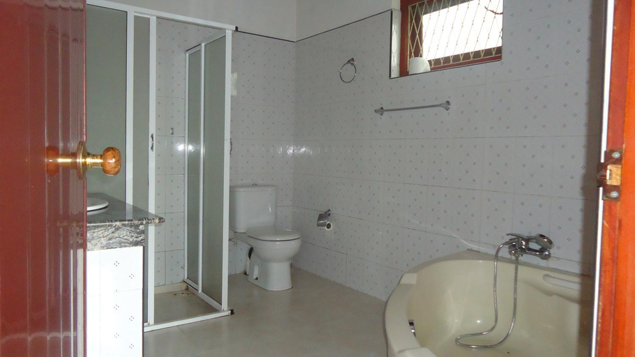 Bathroom 4, Sama Uyana Holiday Bungalow, Udunuwara