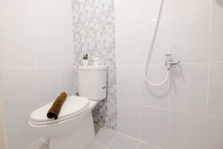 Bathroom 5, Soft 2BR at Tokyo Riverside PIK 2 Apartment By Travelio, Tangerang