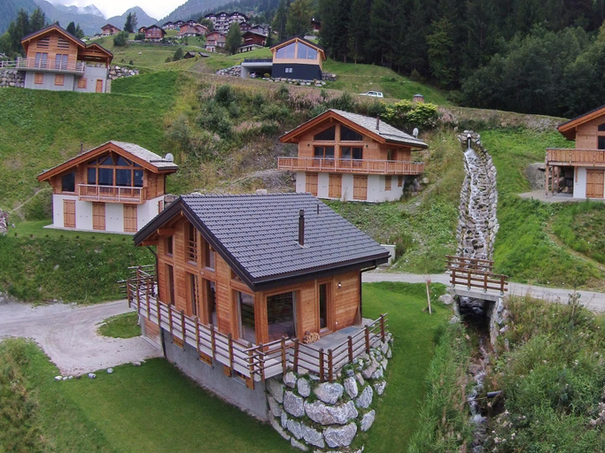 Exterior & Views