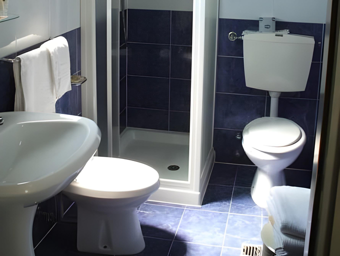 Bathroom 4, Hotel Splendor, Gorizia