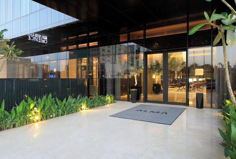 Exterior & Views