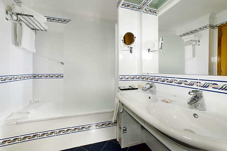 Bathroom 5, Ukino Palmeiras Village - 24h All Inclusive, Lagoa