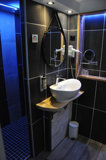 Bathroom 4, Kyriad Lisieux, Calvados