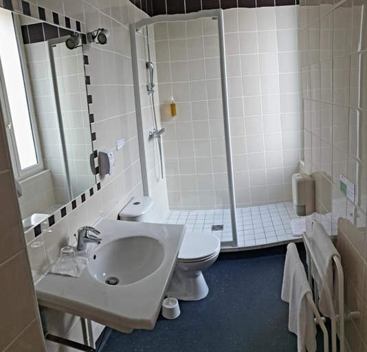 Bathroom 2, Brit Hotel Confort Auclair, Creuse