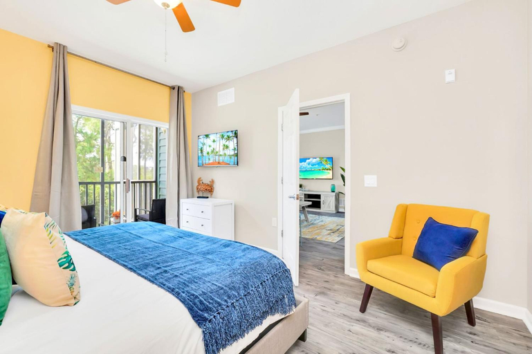 Bedroom, 2BR Condo with Pool & Hot tub - Near Disney!, Orange