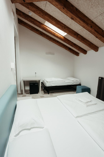 Others 4, Casali Hostel, Trieste