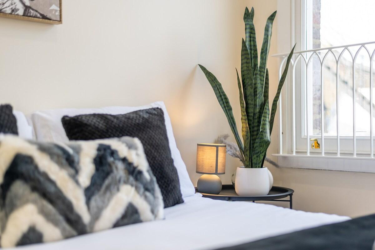 Bedroom 2, Spacious City Centre Penthouse Gem Cathedral View, Kent