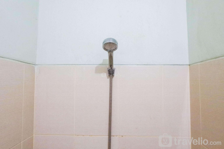 Bathroom, Modern & Best View 2BR at Bale Hinggil By Travelio, Surabaya
