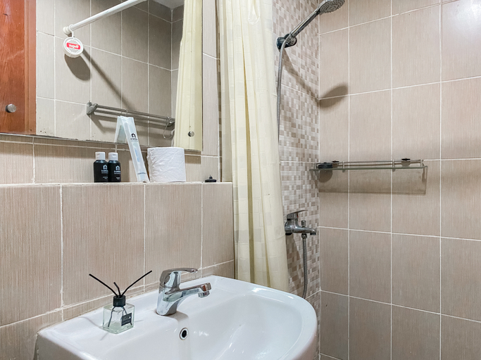 Bathroom 5, Cozy and Comfort Living Studio at Enviro Apartment By Travelio, Cikarang