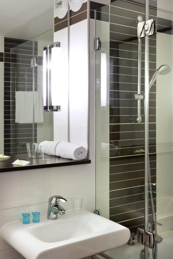 Bathroom 2, ibis Styles Périgueux Trélissac, Dordogne