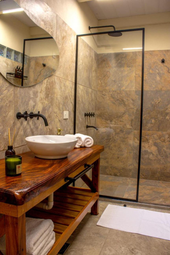 Bathroom, Momora distrito selva, Candelaria
