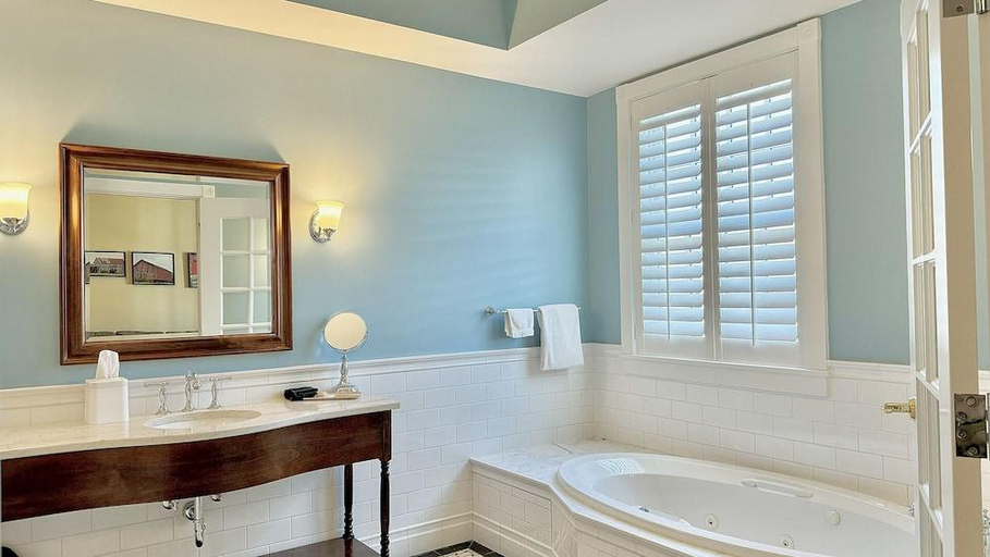 Bathroom 4, Mills Park Hotel, Greene