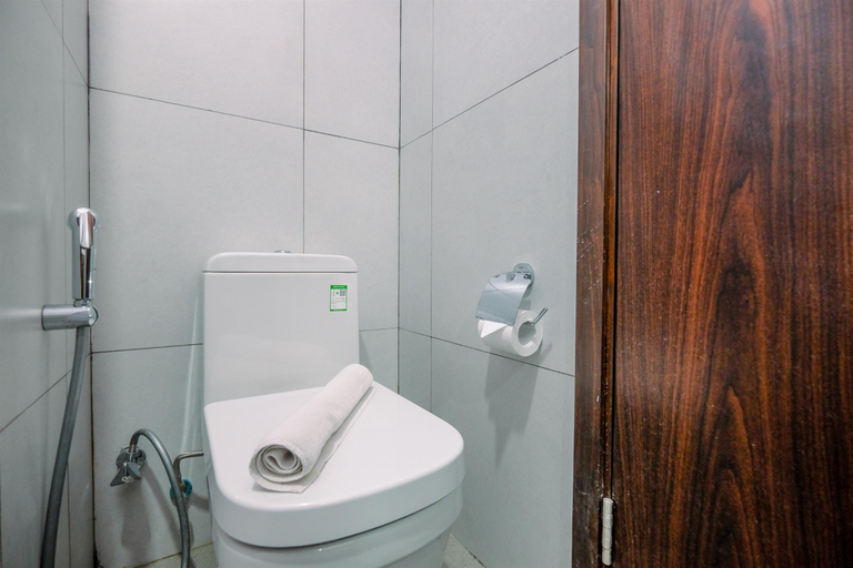Bathroom 5, Comfy and Nice Studio at LRT City Bekasi Apartment By Travelio, Bekasi
