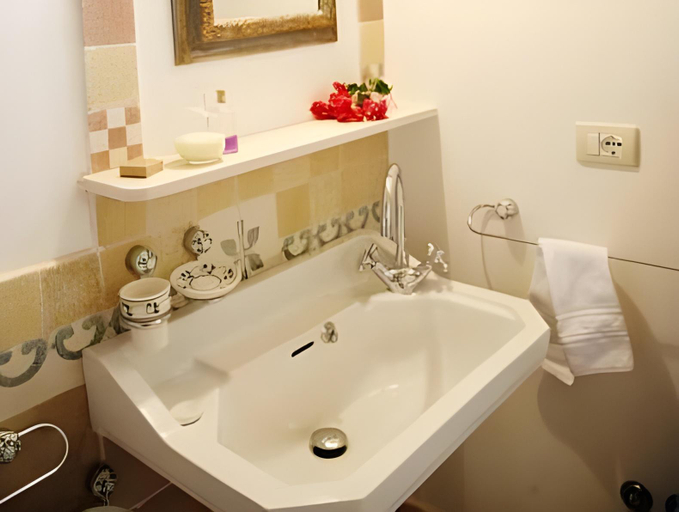 Bathroom 3, Masseria Montenapoleone, Brindisi