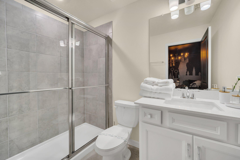 4, Chic 10br Retreat With Themed Rooms & Pool, Lake